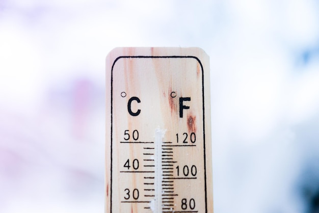 Termometro su neve con basse temperature in gradi Celsius o Fahrenheit in inverno.