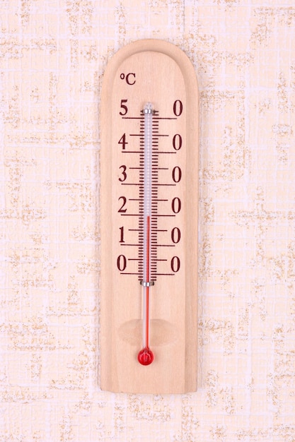 Termometro sullo sfondo della parete