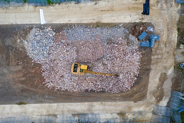 Terne gialle sulle rocce del mucchio al cantiere