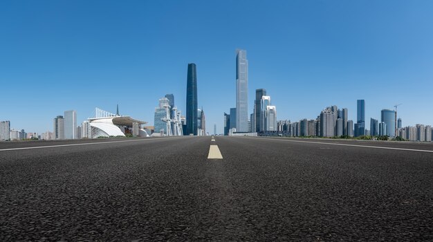 Terra della strada e orizzonte architettonico moderno del paesaggio della città cinese