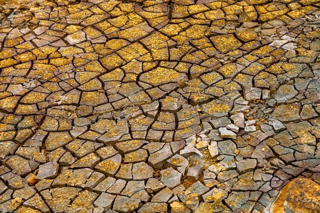 Terra fratturata e giacimenti minerali a Rio Tinto