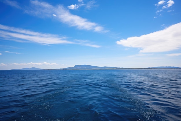 Terra lontana vista da una barca in mare