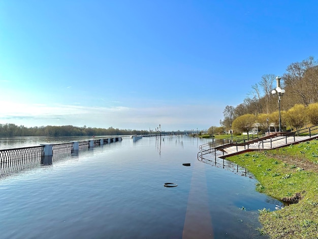 terrapieno allagato con acqua di fiume