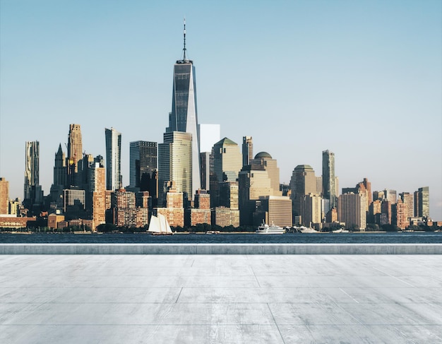 Terrapieno sporco di cemento vuoto sullo sfondo di un bellissimo skyline della città di New York al mattino mock up