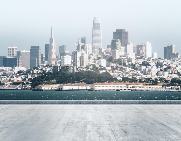 Terrapieno sporco di cemento vuoto sullo sfondo di un bellissimo skyline della città di San Francisco al mockup diurno