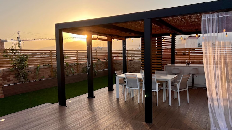 terraza con vistas al mar en la puesta de sol