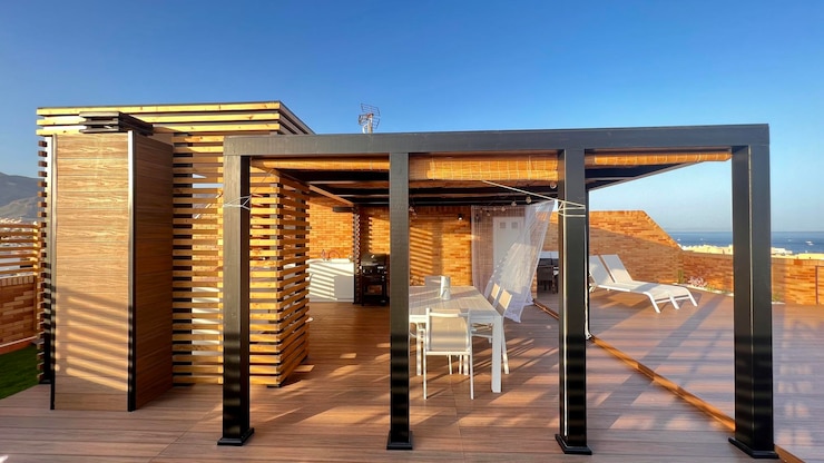 terraza con vistas al mar en la puesta de sol