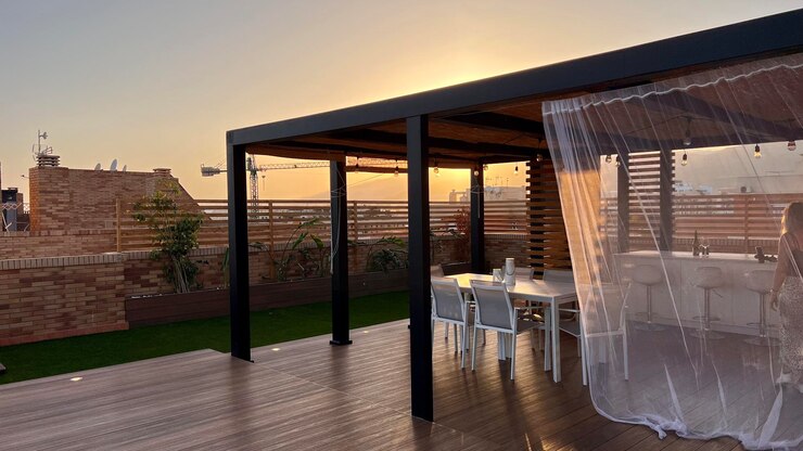 terraza con vistas al mar en la puesta de sol