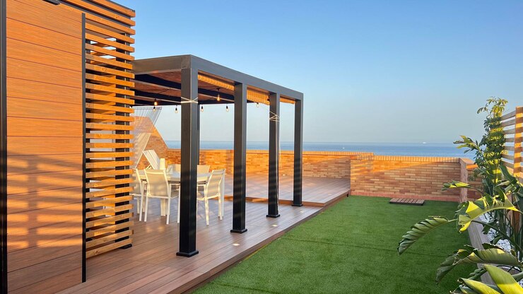 terraza con vistas al mar en la puesta de sol