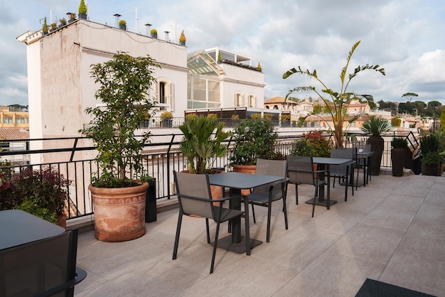 Terrazza all'aperto di lusso con mobili moderni a Roma