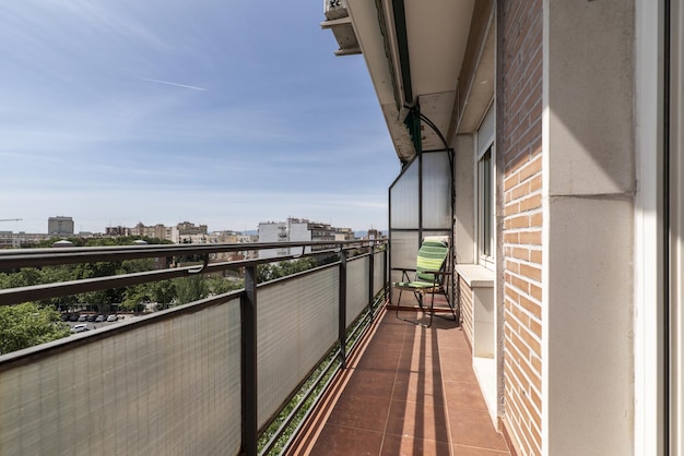 Terrazza allungata di una casa residenziale urbana