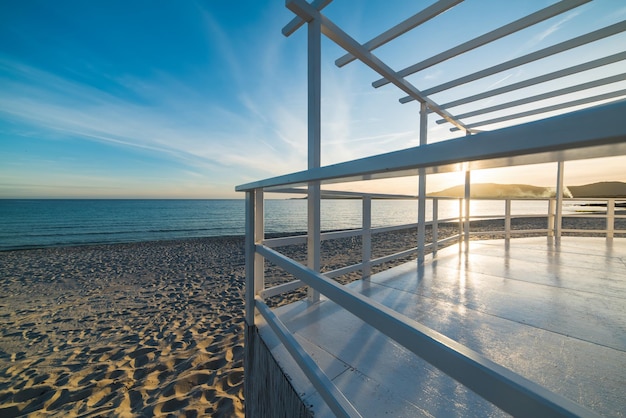 Terrazza bianca sul mare al tramonto Sardegna