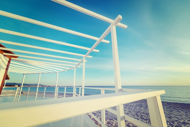 Terrazza bianca sul mare al tramonto Sardegna