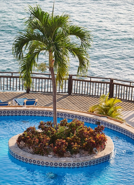 Terrazza con piscina e splendida vista sull'oceano.