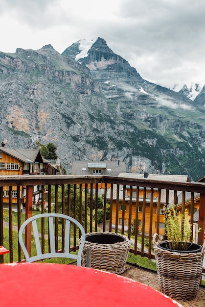 Terrazza del caffè con tavolo e sedia vista montagna Jungfrau nel villaggio delle Alpi svizzere in Svizzera