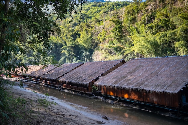 terrazza del cottage della zattera nel lago Sistemazione sul fiume Zattera nella giungla di legno