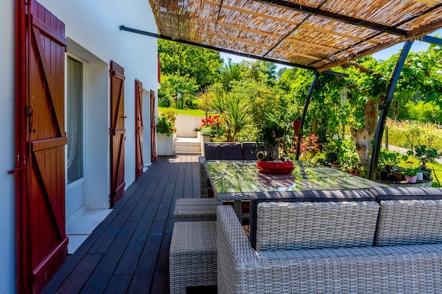 Terrazza della casa estiva Terrazza accanto alla vegetazione del giardino all'ombra del sole