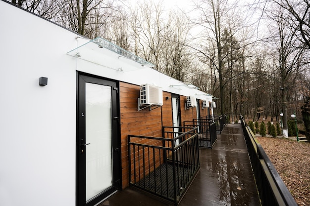 Terrazza di case modulari a un piano nella foresta pluviale primaverile