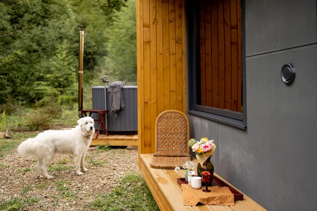 Terrazza di una casa in legno sulla natura