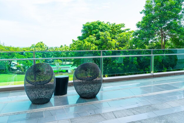 Terrazza esterna e sedia sul balcone