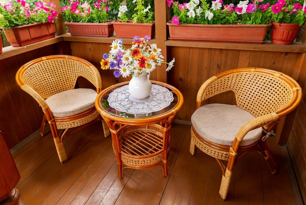 Terrazza in legno con mobili da giardino