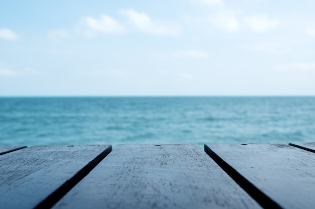 Terrazza in legno sul mare