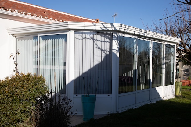 Terrazza vetrata fronte casa facciata veranda giardino d'inverno prefabbricato esterno