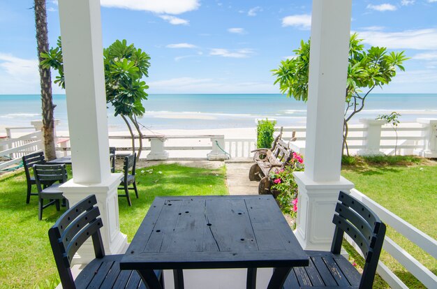 Terrazza vista mare con tavolo e sedie in legno per esterni