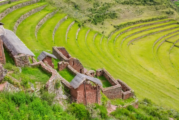 Terrazze circolari antiche di inca nella valle sacra di Urubamba degli incas, Perù