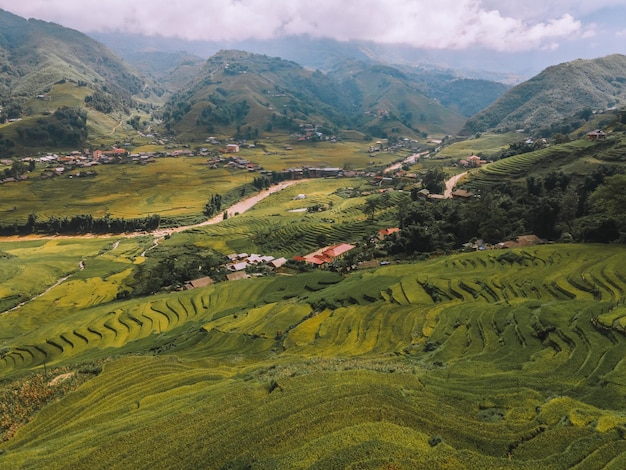 Terrazze di riso campi agricoli in campagna Sapa Vietnam montagna colline valle in estate in viaggio e vacanze concetto di vacanza