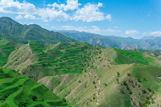 Terreni agricoli terrazzati sui pendii montuosi del Daghestan