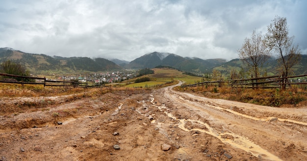 Terreno fangoso dopo la pioggia nelle montagne dei Carpazi