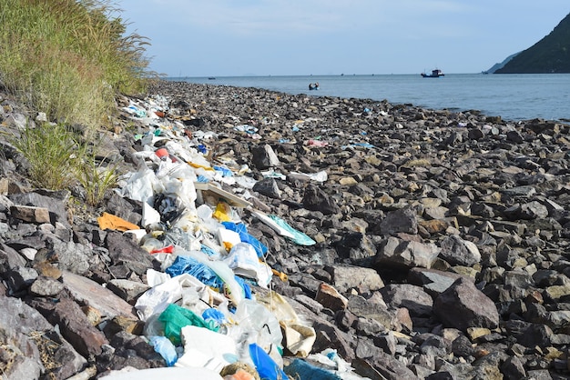 Terribile vista della spiaggia sporca nella provincia di Khanh Hoa con molta spazzatura sulle pietre