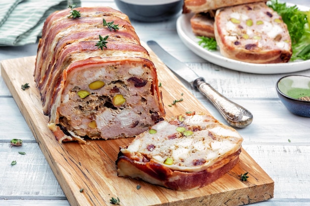 Terrina di maiale con pistacchi ciliegie e pollo