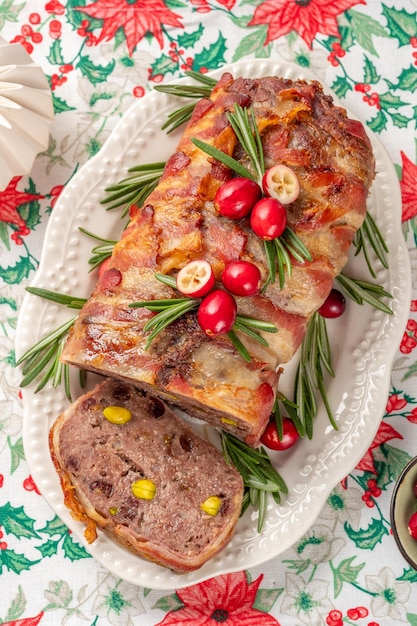 Terrina di maiale con pistacchi ciliegie e pollo