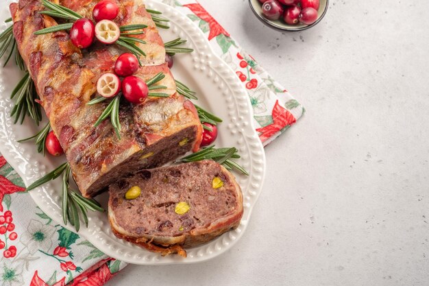 Terrina di maiale con pistacchi ciliegie e pollo