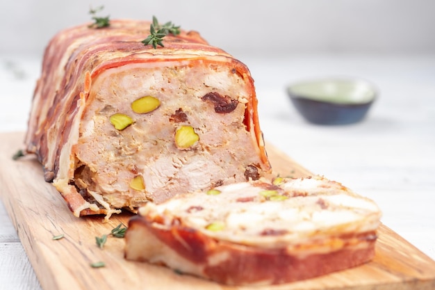 Terrina di maiale con pistacchi ciliegie pollo e pancetta