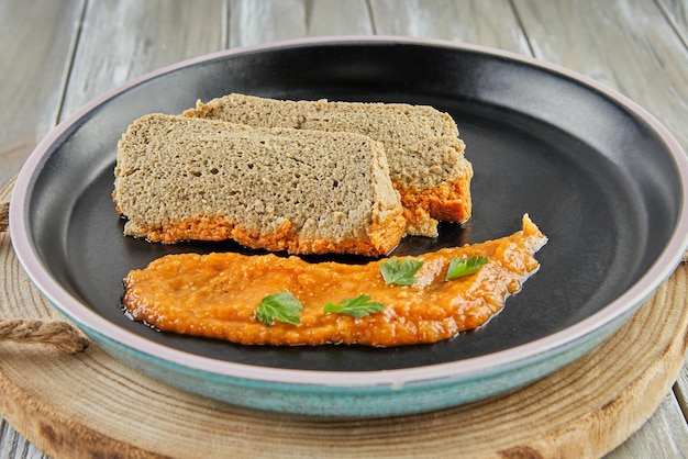 Terrina di melanzane con salsa di pomodoro e prezzemolo