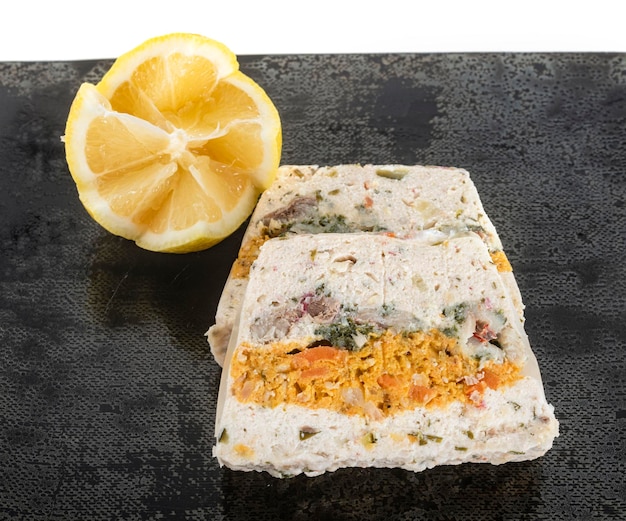 Terrina di triglia davanti a sfondo bianco