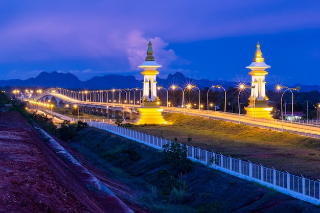 Terzo ponte dell'amicizia del Laos thailandese all'alba