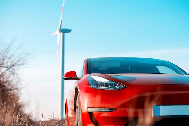 Tesla Model 3 rossa parcheggiata al tramonto