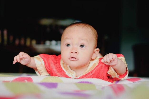 Tessili e biancheria da letto per bambini. Famiglia mattina a casa. Bambino appena nato durante il tempo di pancia.