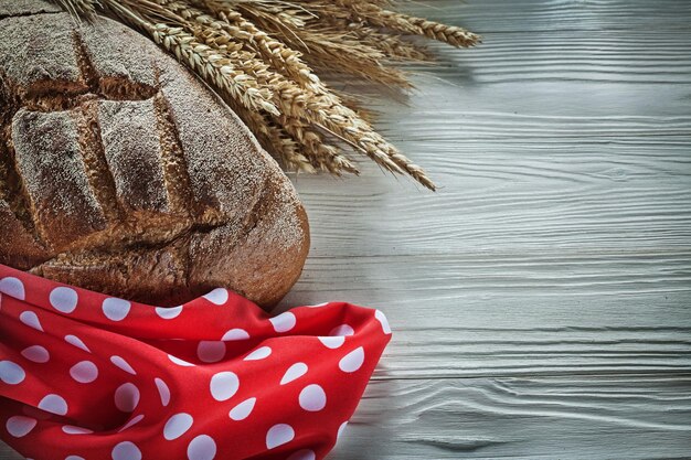 Tessuto a pois rossi con orecchie di segale pane marrone su bordo bianco