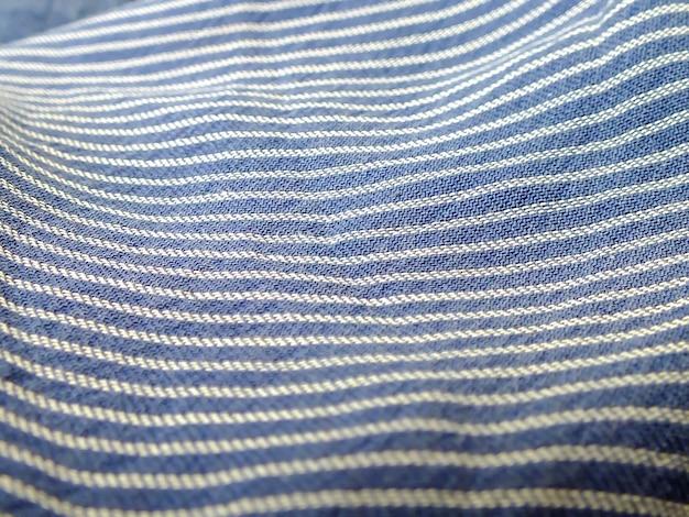 Tessuto a righe in tessuto di una camicia da lavoro bianca blu ravvicinata foto.