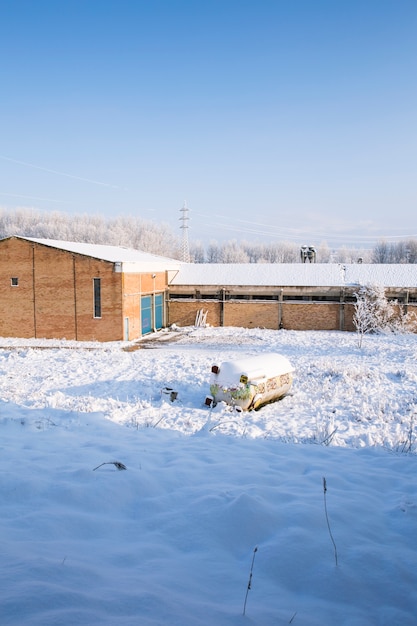 Tessuto abbandonato coperto di neve