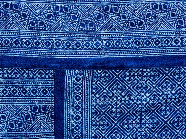 Tessuto blu indaco tie dye pattern di sfondo. Trama del tessuto tinto indaco con motivo grafico astratto etnico.