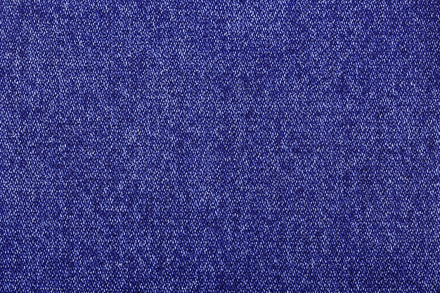 tessuto di fabbrica di jeans di colore viola su sfondo bianco da vicino