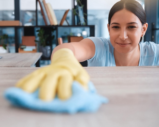 Tessuto felice e mobili da tavolo per la pulizia della donna per il servizio igienico-sanitario e di pulizia Germi, batteri e polvere con il detergente per ragazze pulire la superficie in legno per la sicurezza della disinfezione e domestica