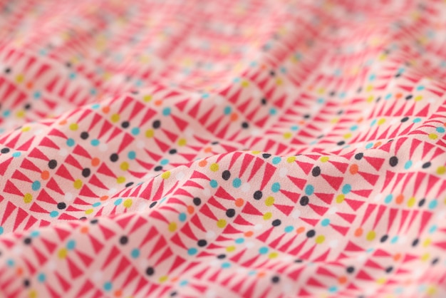 Tessuto multicolore ondulato con ornamento geometrico come sfondo primo piano di colori vivaci
