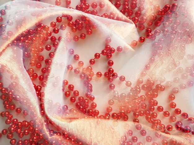 Tessuto trasparente bianco morbido e perline rosse Belle cose femminili Sfondo per il tema della bellezza